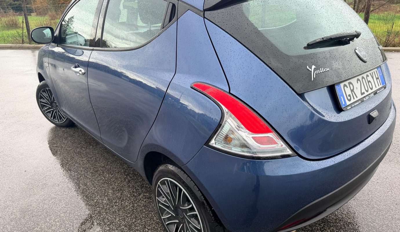 Lancia Ypsilon Gold Hybrid 2023
