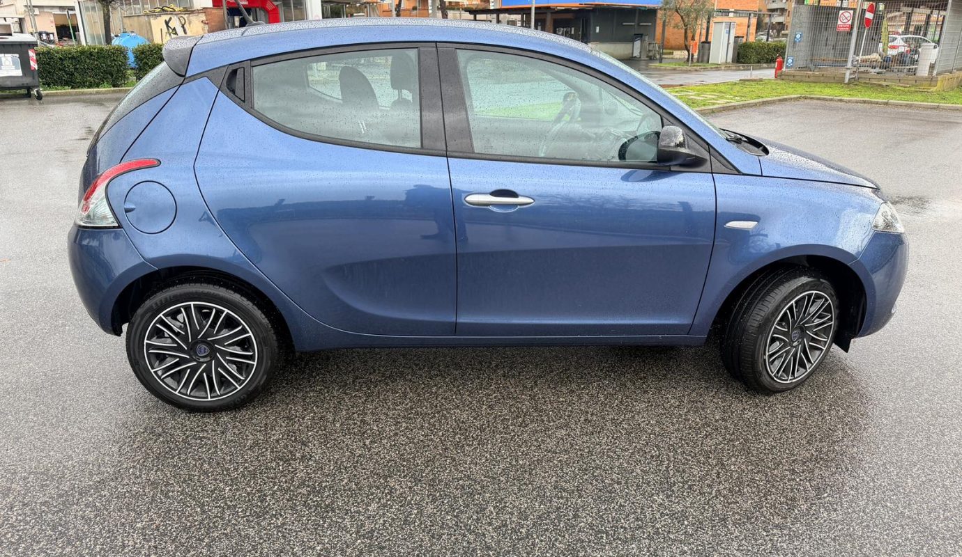 Lancia Ypsilon Gold Hybrid 2023