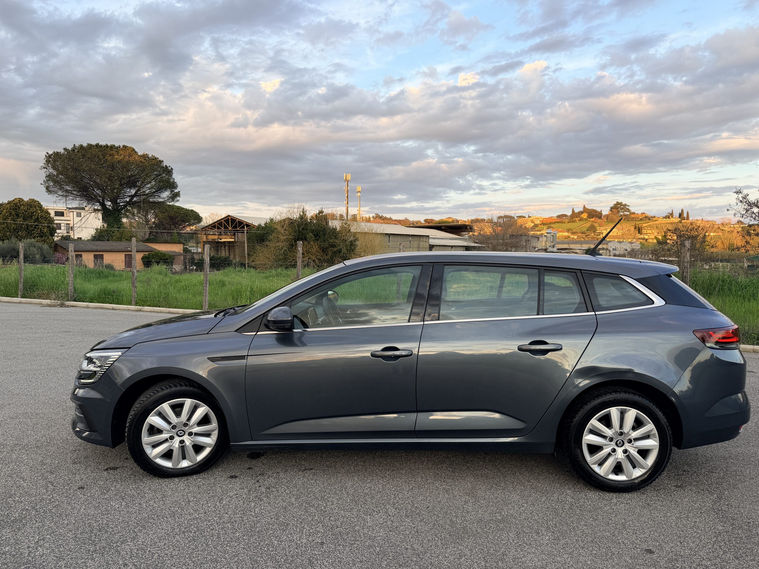 2023 Renault Megane Station Automatica 1.5 DCI Blue Equilibre